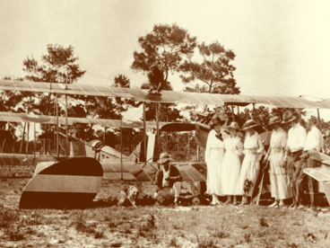 Group of spectators clustered around WWI Army bi-plane (Curtis Jenny) on Naples' golf course maintained by Naples Hotel at 3rd St. & 5th Avenue South.  (John Hachmeister Collection)