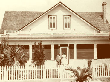 Mr. and Mrs. Walter O. Parmer of Edenwold, Tenn. Outside Palm Cottage c. 1912. (John Hachmeister Collection)